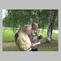 59-09-1314 6. Kirchspieltreffen 2005. Harry Schlisio und Herbert Hoffmann, der das Gedicht -Es war ein Land- von Agnes Miegel vorgetragen hat..JPG
